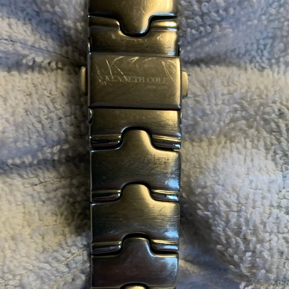 Working Kenneth Cole New York Men’s Silver Tone Watch with New Brand Batteries!